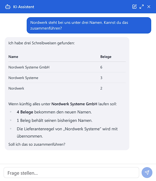 KI-Assistent in Invoice Dock schlägt vor, drei Schreibweisen eines Lieferanten zusammenzuführen, nennt die betroffenen Belege und fragt nach Bestätigung (Beispieldaten)