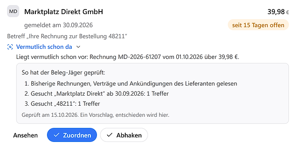 Vorschlag des Beleg-Jägers in Invoice Dock: „Vermutlich schon da“ mit der gefundenen Rechnung, darunter aufgeklappt, was er geprüft hat, mit Suchbegriffen und Trefferzahl, und die Knöpfe Ansehen und Zuordnen. Beispieldaten.